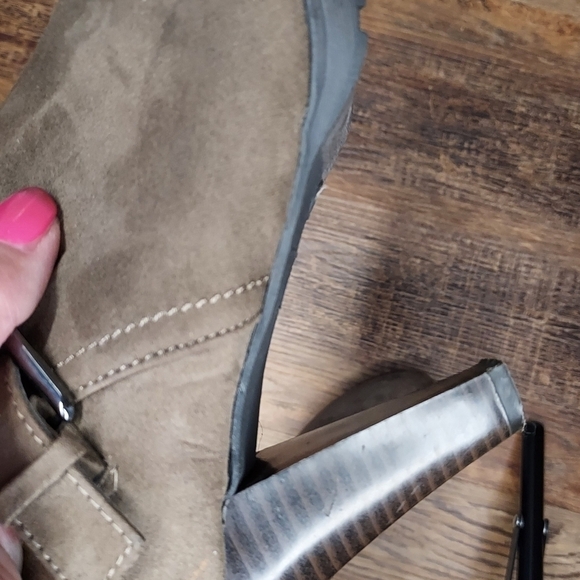 White Mt.  Suede like Ankle heeled boots side zipper - Picture 4 of 10